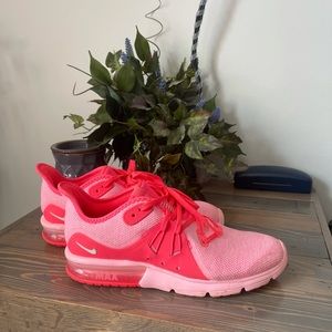 Women’s Nike AIRMAX (8.5)